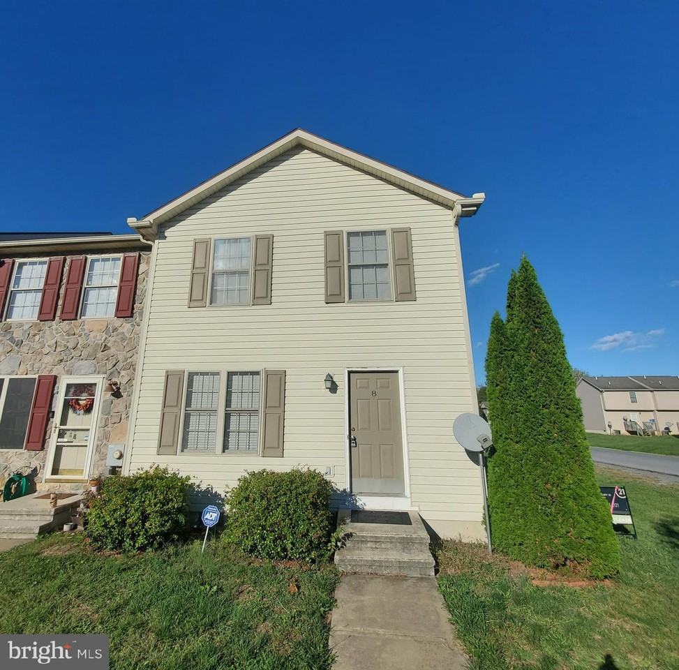 8 Jonathan Ct - Photo 2 of 3