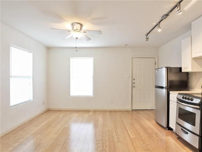 210 W 38th St - Photo 2 of 9