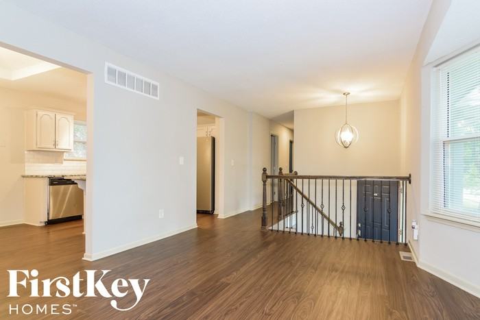 10601 N Baltimore Ave - Photo 3 of 15