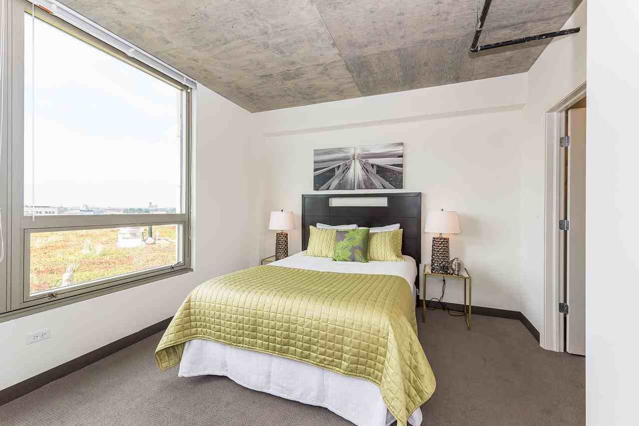 Lakeview 3200 Apartments - Photo 5 of 34