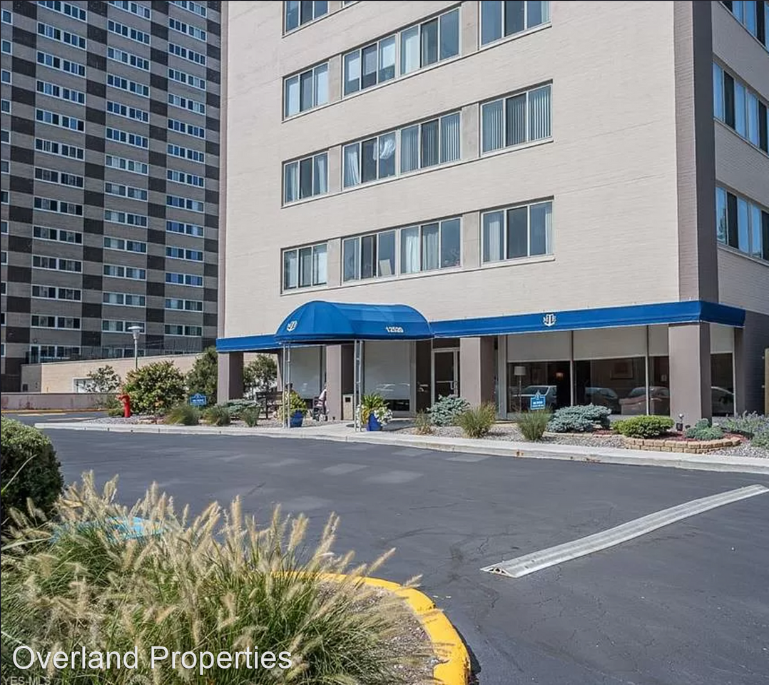 12520 Edgewater Dr - Photo 3 of 32