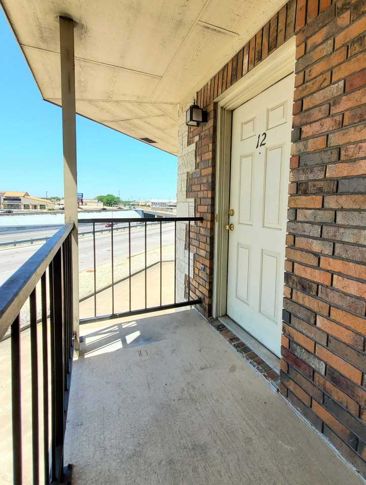 411 411 E CenTex Expwy, Unit 12 - Photo 2 of 15