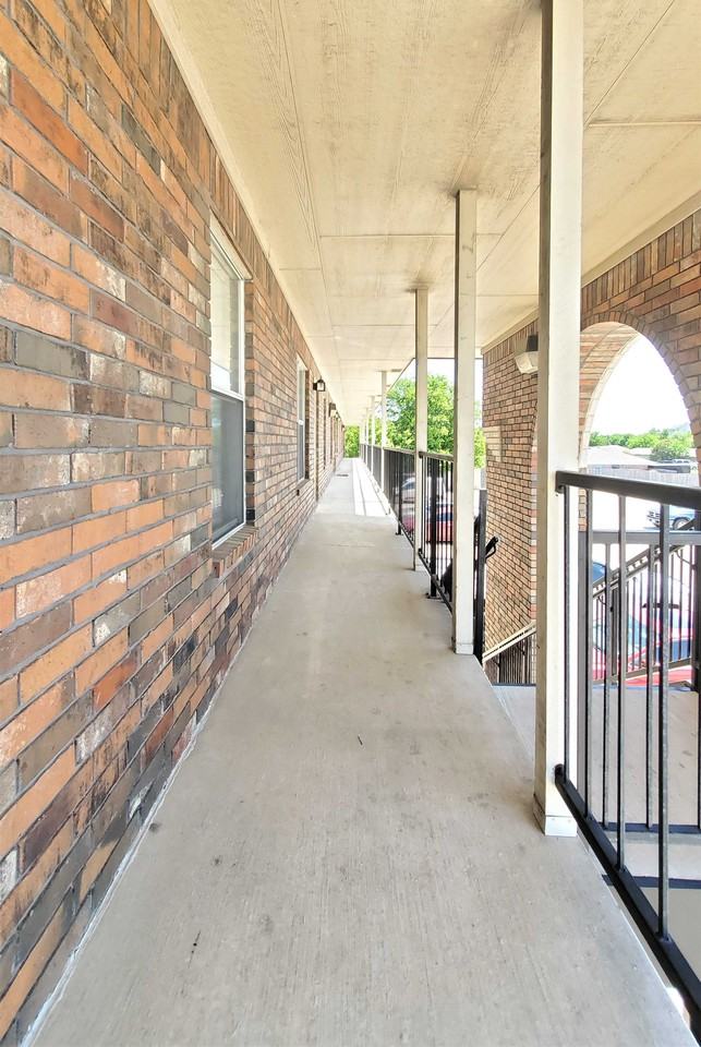 411 411 E CenTex Expwy, Unit 12 - Photo 3 of 15