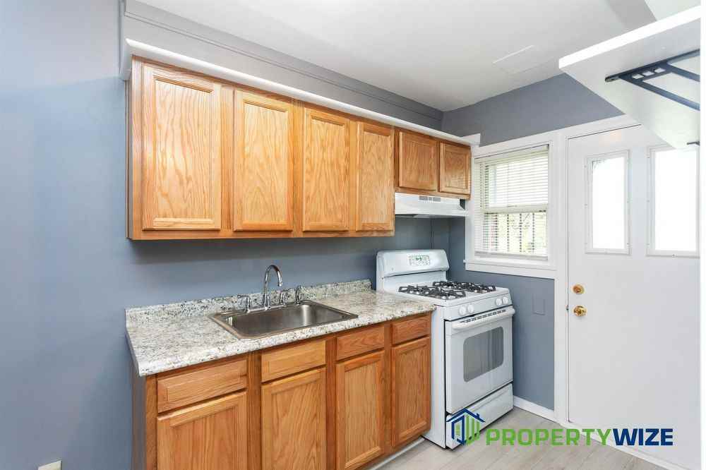 105 Upmanor Rd - Photo 2 of 26