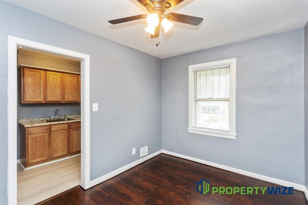 105 Upmanor Rd - Photo 3 of 26