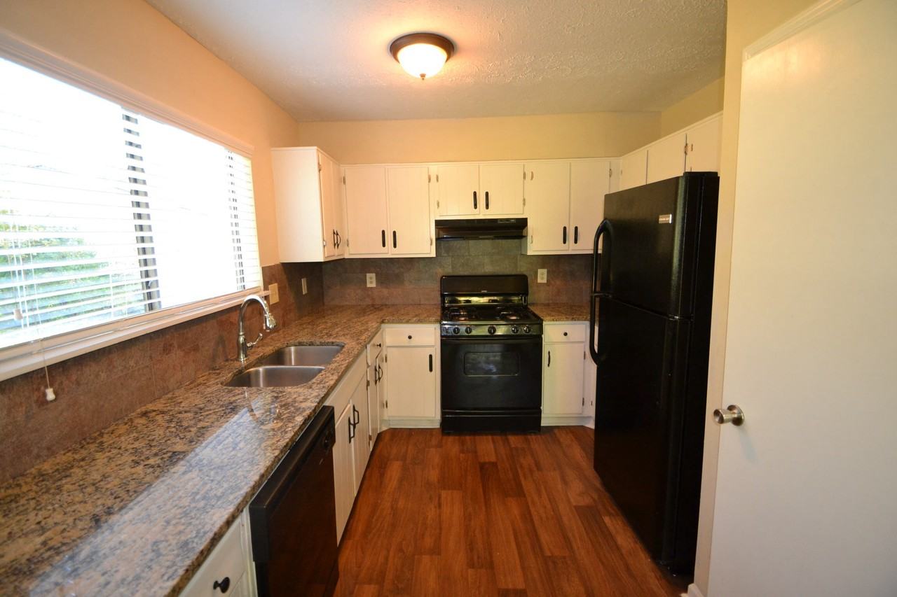 333 Park Ridge Cir - Photo 3 of 7