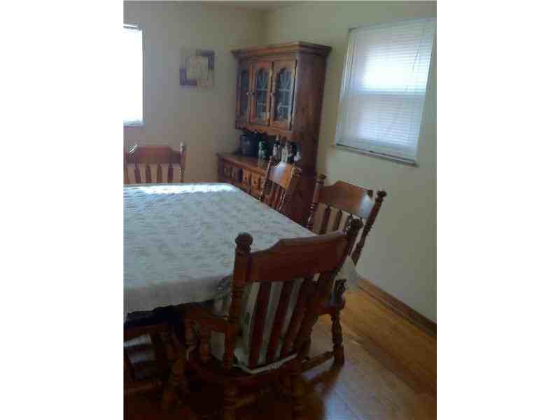 800 Greenfield Ave - Photo 2 of 5