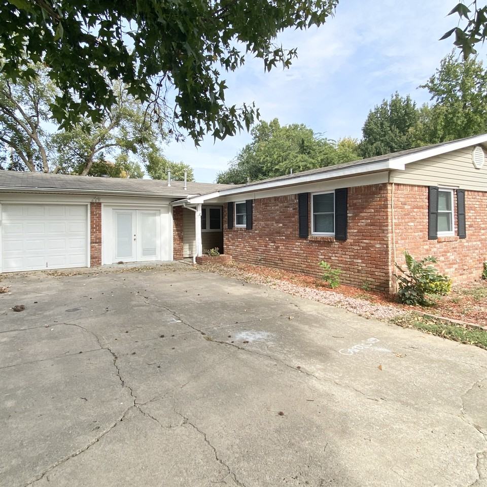 204 Lenox Dr - Photo 2 of 36