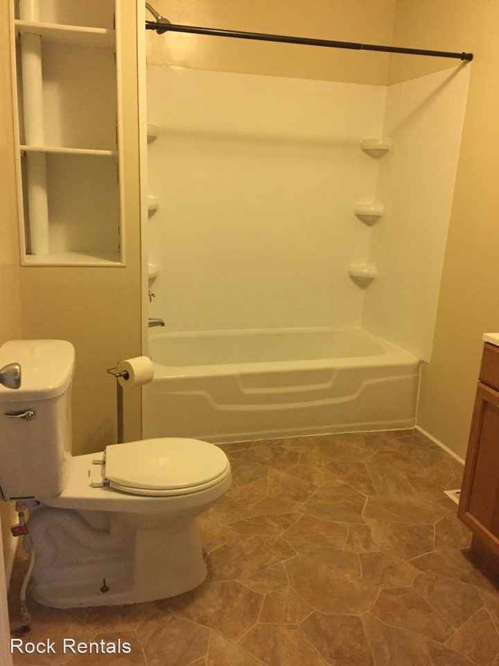 700 E 3rd - Photo 3 of 7