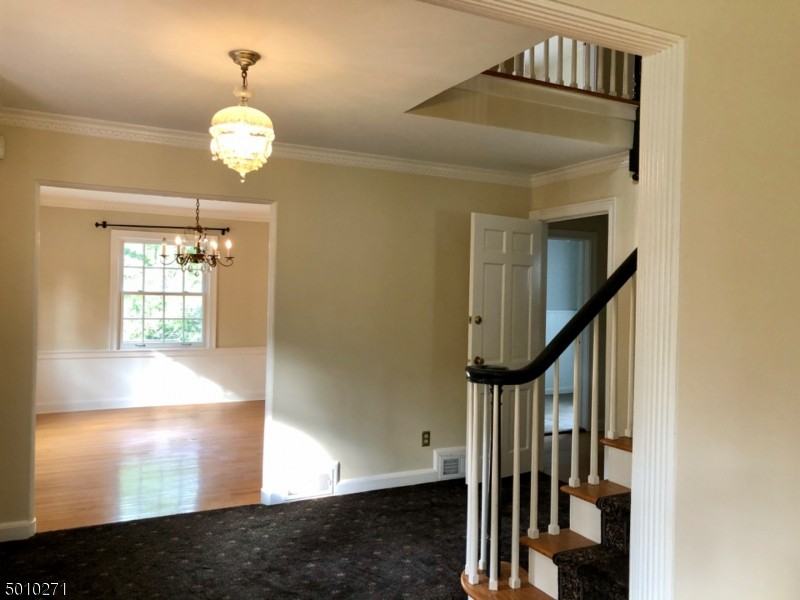 548 Hartford Ct - Photo 2 of 14