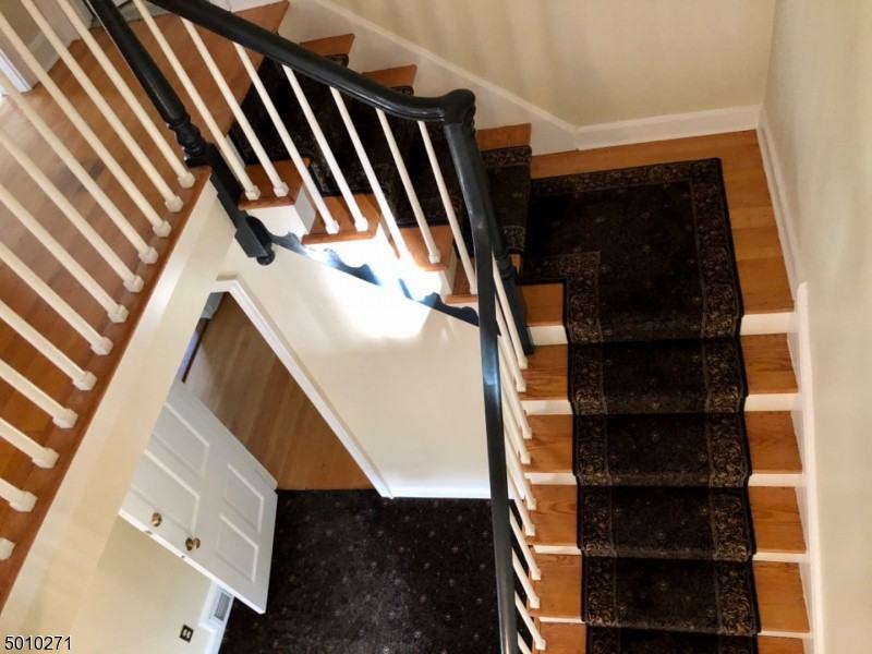 548 Hartford Ct - Photo 3 of 14
