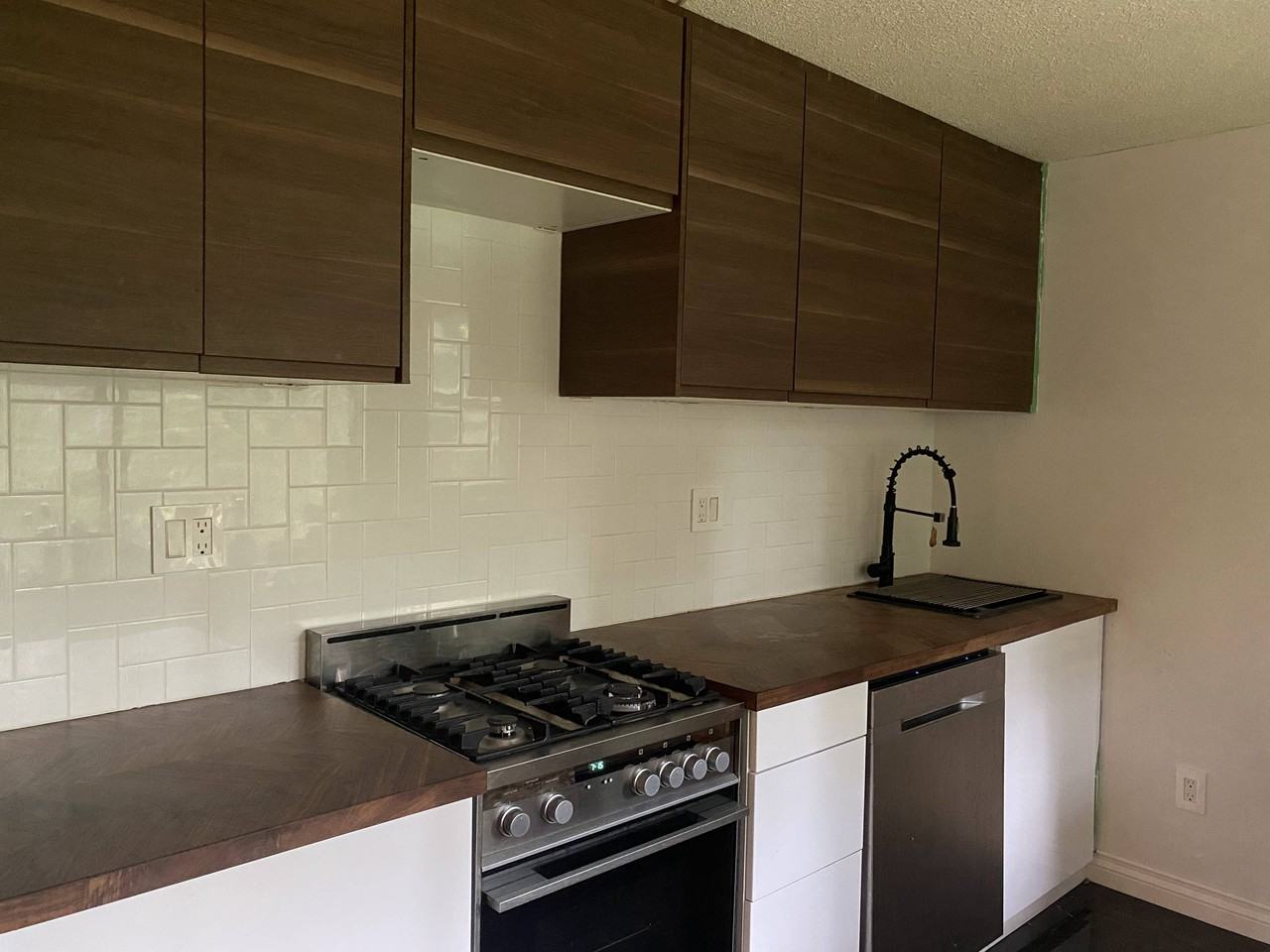 4328 Capilano Road - Photo 2 of 4