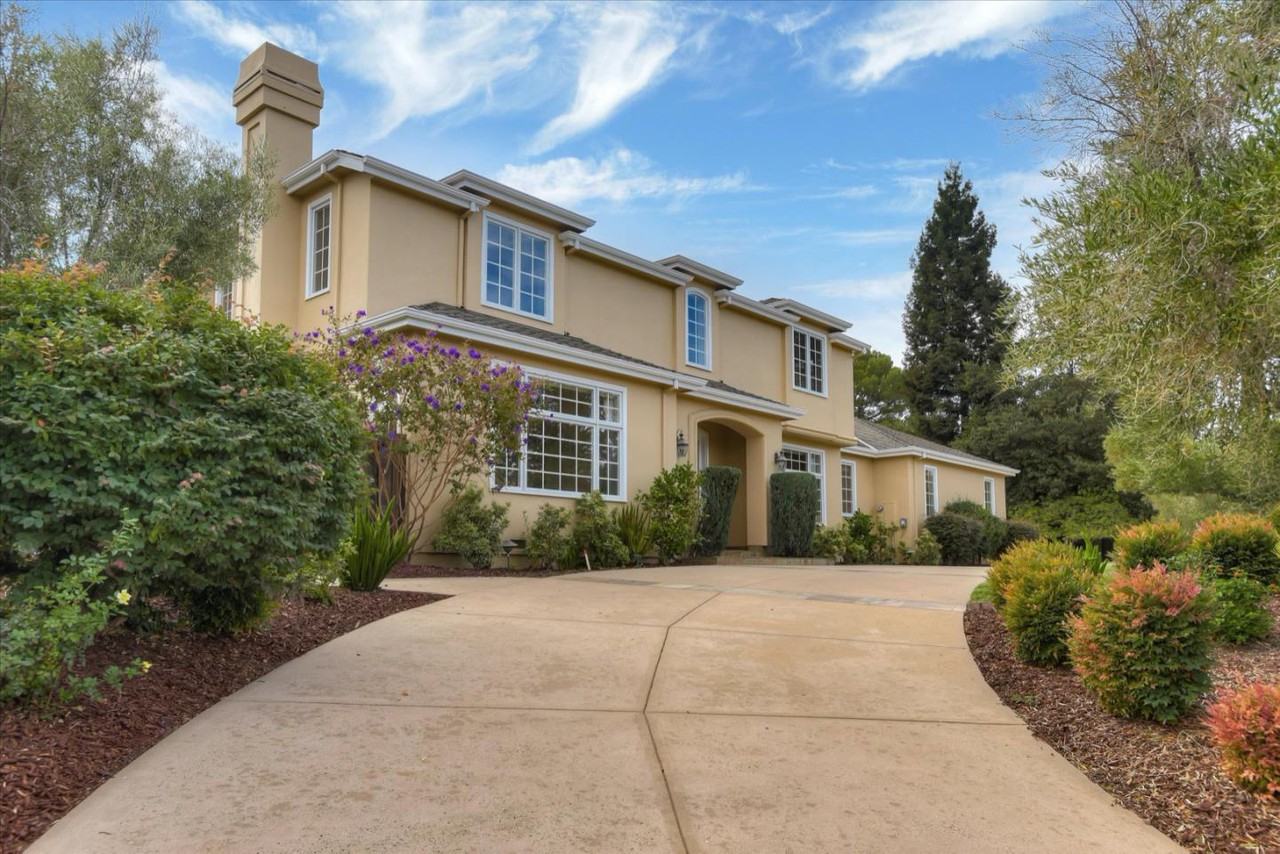 885 Hillcrest Dr - Photo 2 of 50