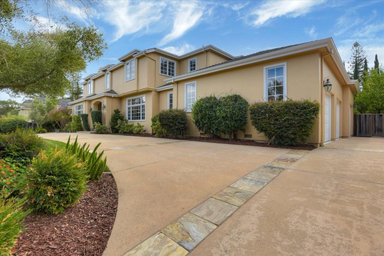 885 Hillcrest Dr - Photo 3 of 50