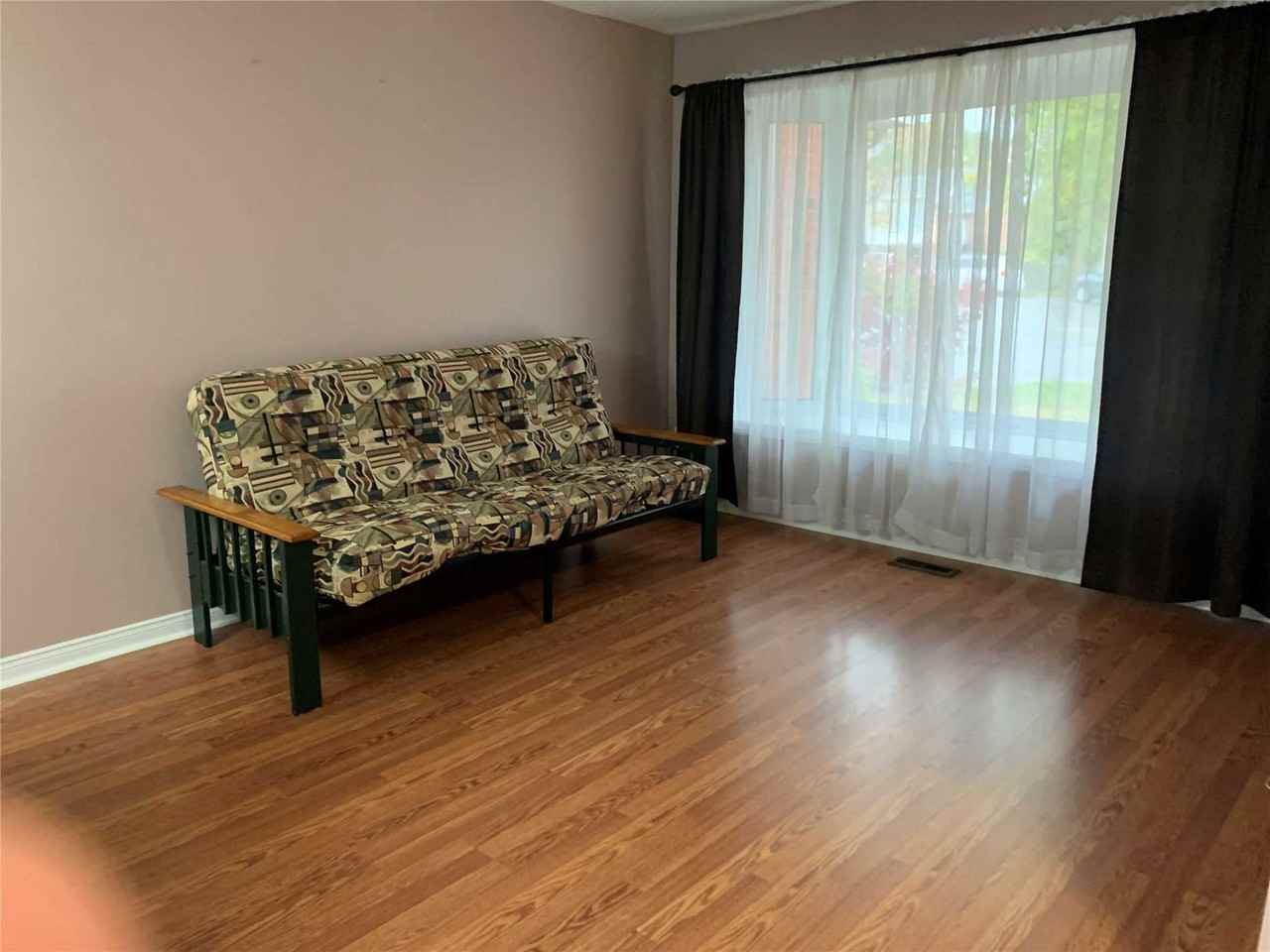 32 Courtleigh Square - Photo 2 of 6