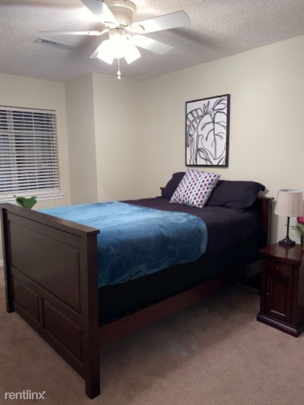 810 Williamsburg Ln - Photo 2 of 15