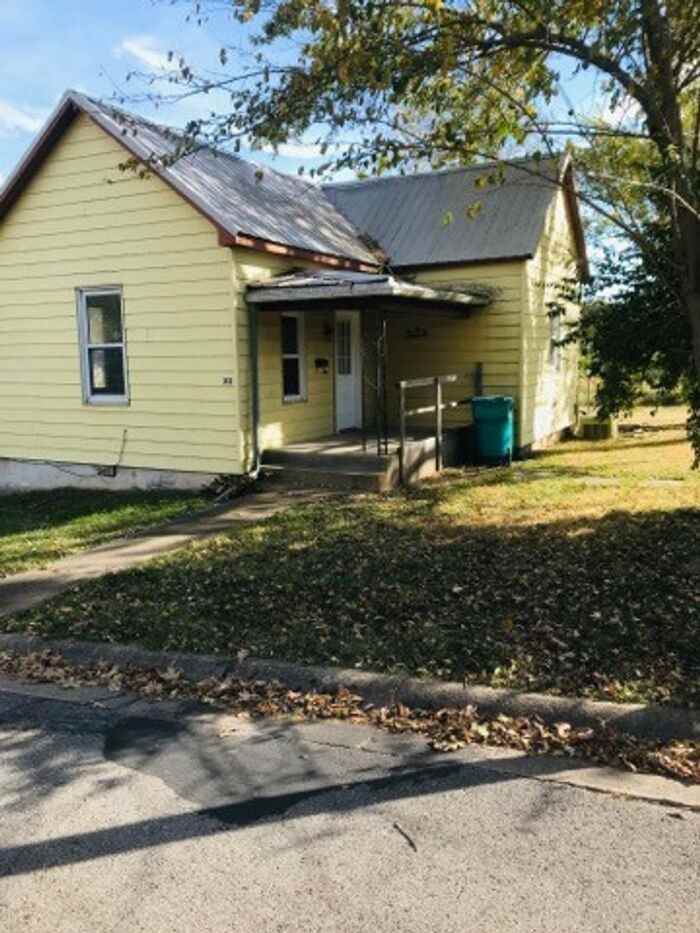 212 W Jackson Ave - Photo 2 of 5