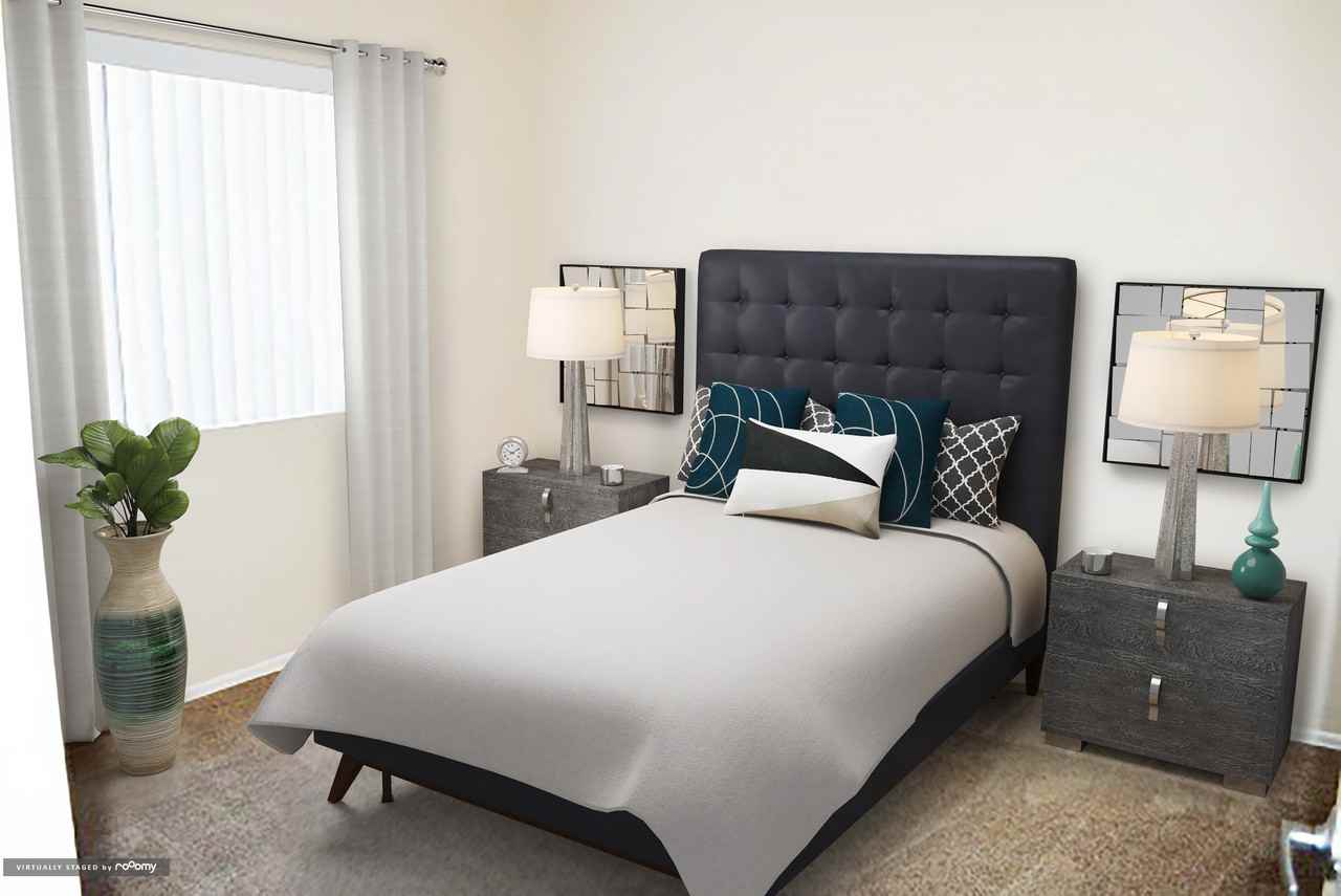 Warner Courtyard Apartments - Photo 4 of 31