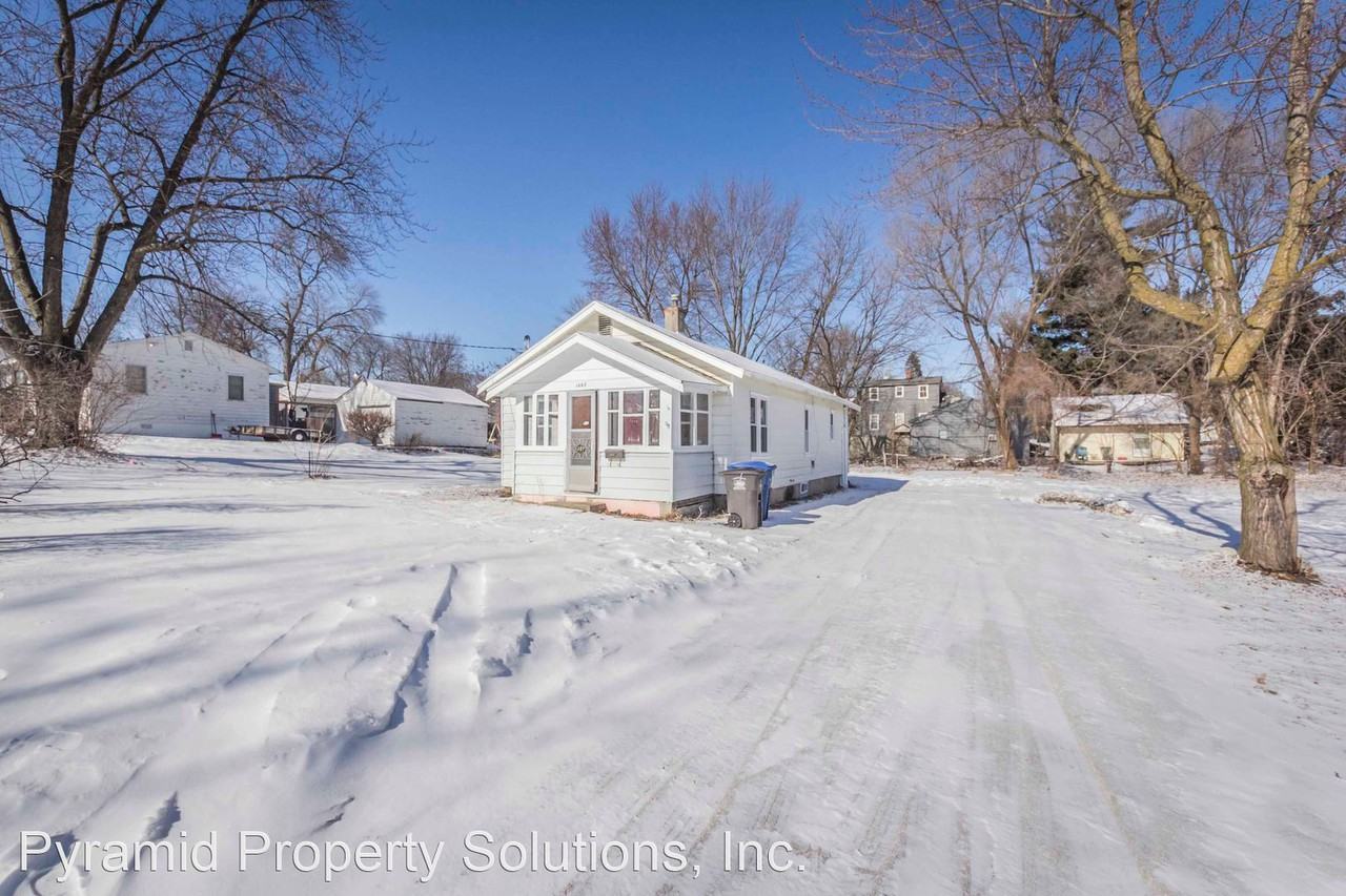 1307 Bundy St, Des Moines, IA 50315 3 Bedroom Apartment for Rent