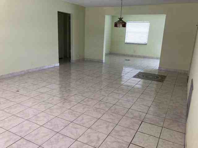 1911 Sw 14th Ave - Photo 2 of 12