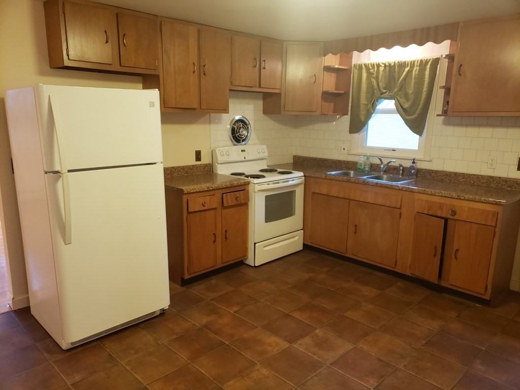 12 Robert St - Photo 3 of 10