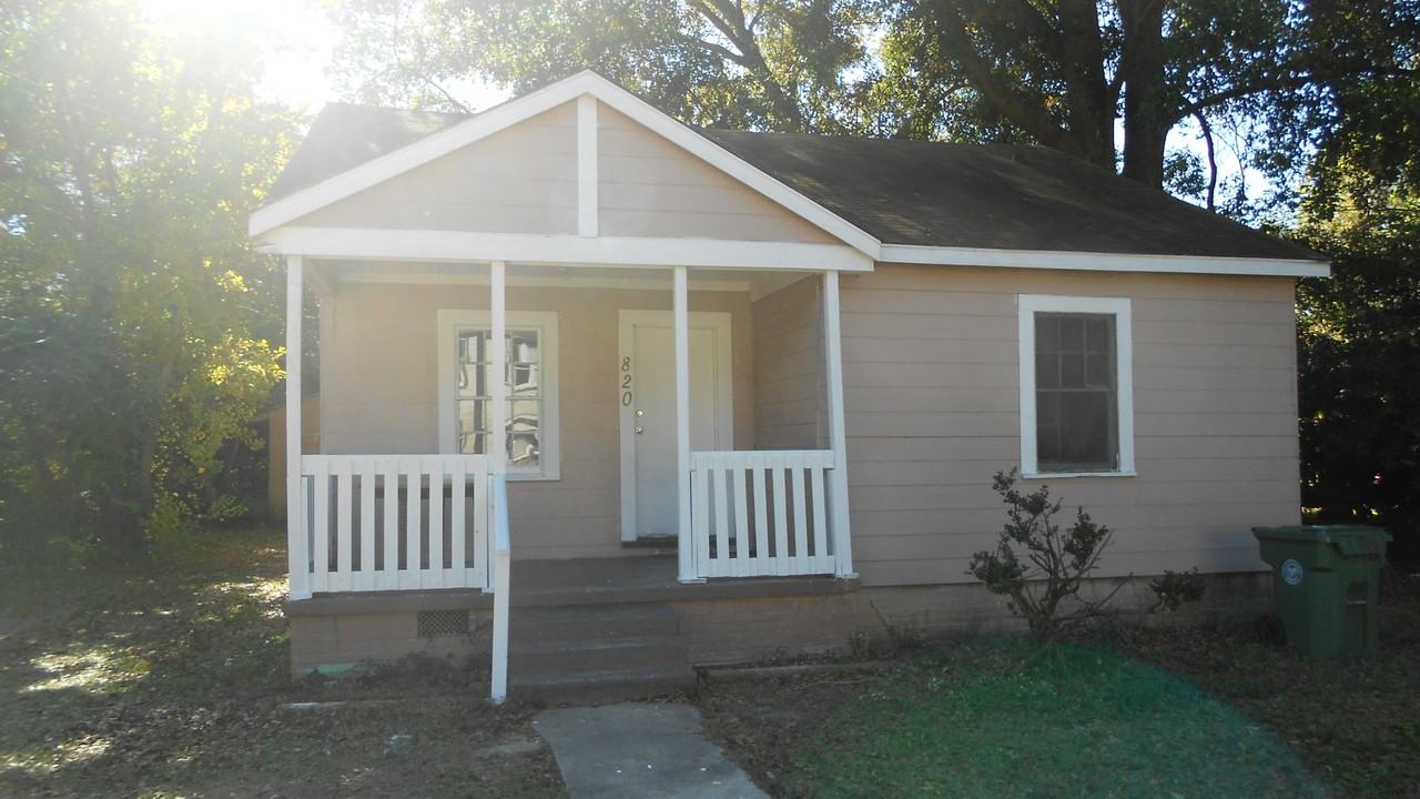 820 W 5th St - Photo 2 of 10