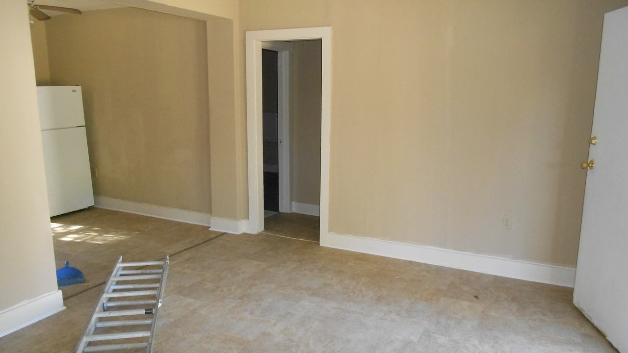 820 W 5th St - Photo 3 of 10