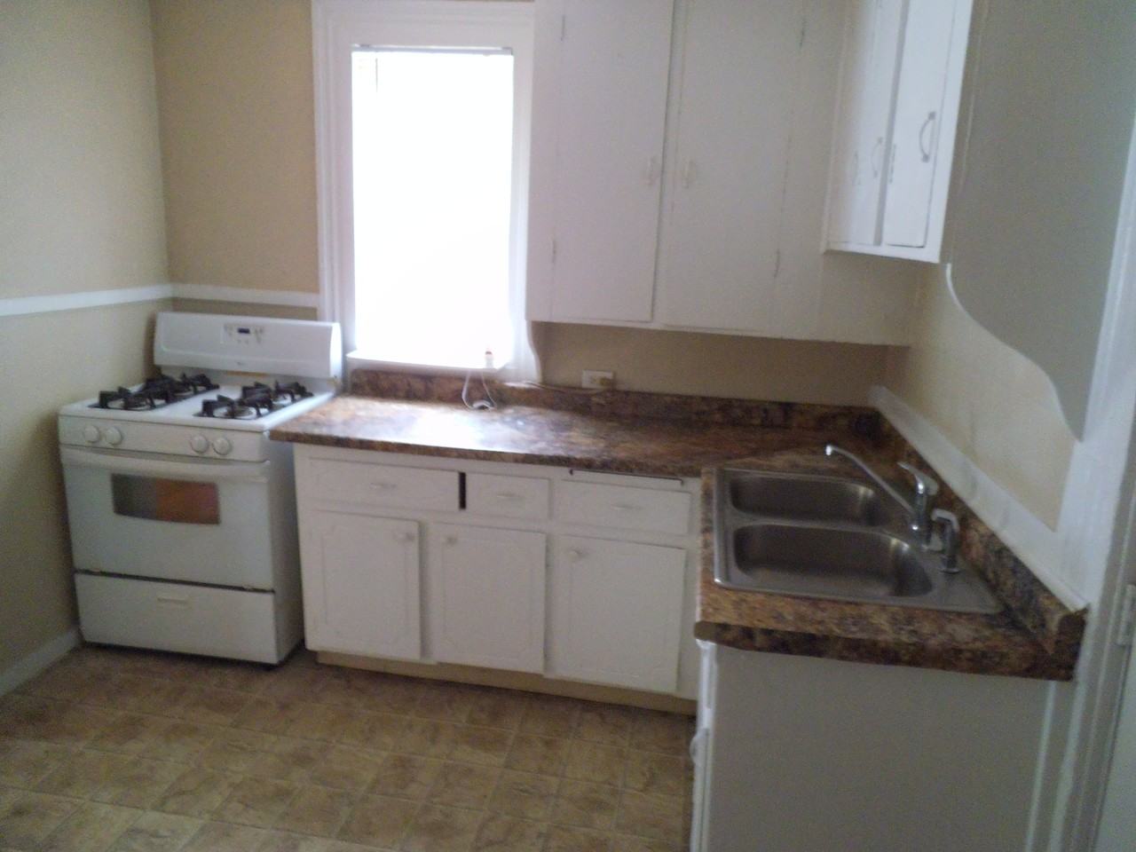 712 Whitman St - Photo 2 of 8