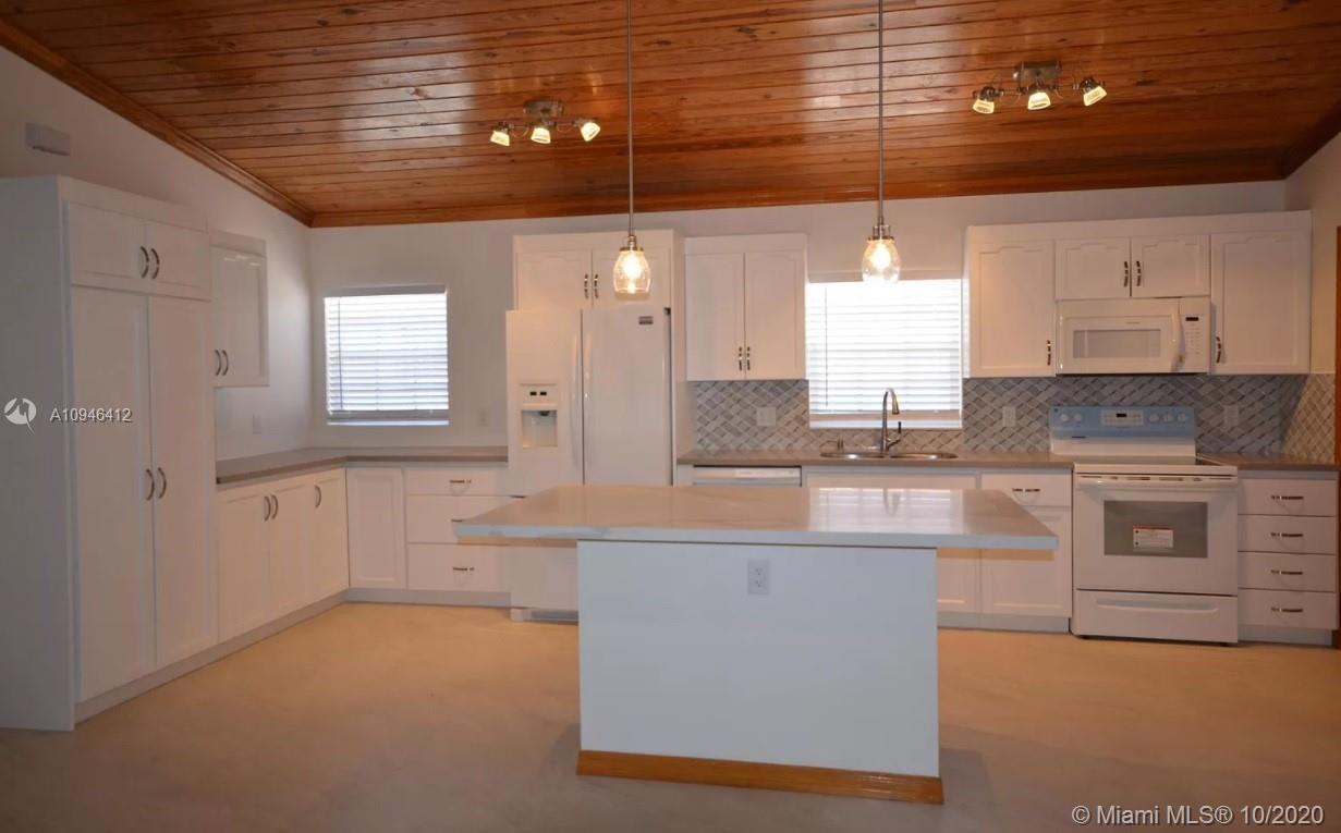 4625 Southwest 1st Street - Photo 3 of 15