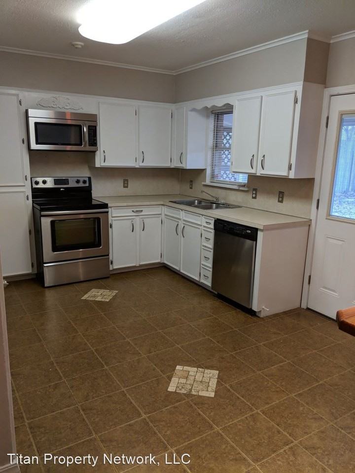 748 Dodd Dr - Photo 2 of 15