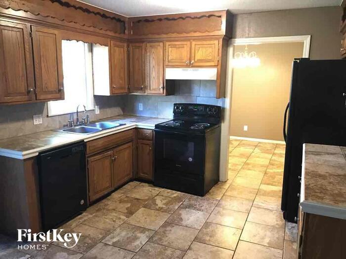 8306 E 49th St - Photo 3 of 11