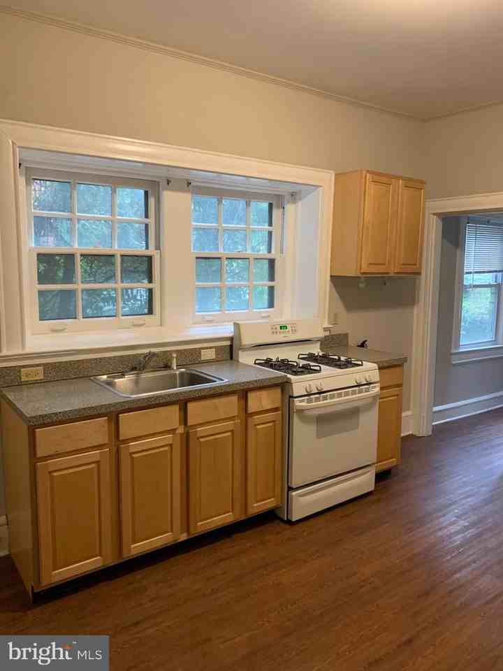 135 Walnut St 1st Fl - Photo 3 of 13