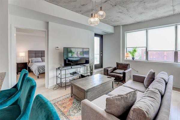 400 Wellington Street West #0709