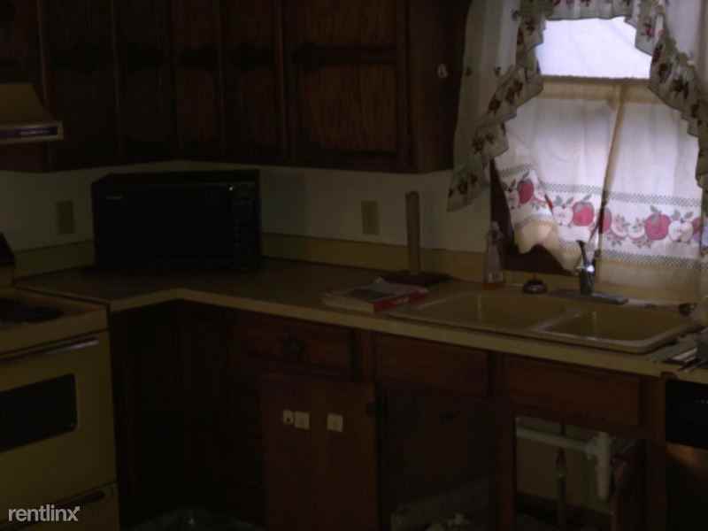 613 Pleasant St - Photo 3 of 14