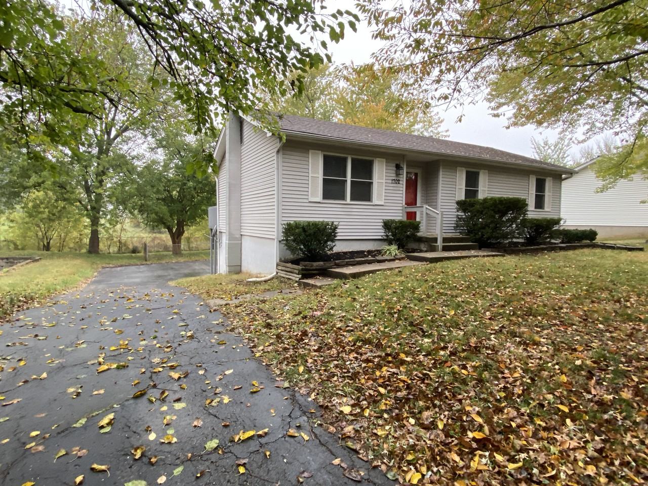 1702 Ne White Dr - Photo 2 of 32