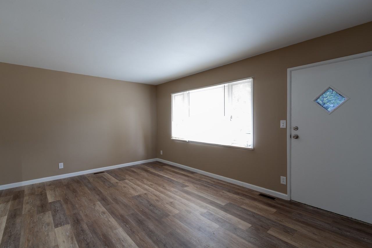 3310 N Fuller Dr - Photo 2 of 9