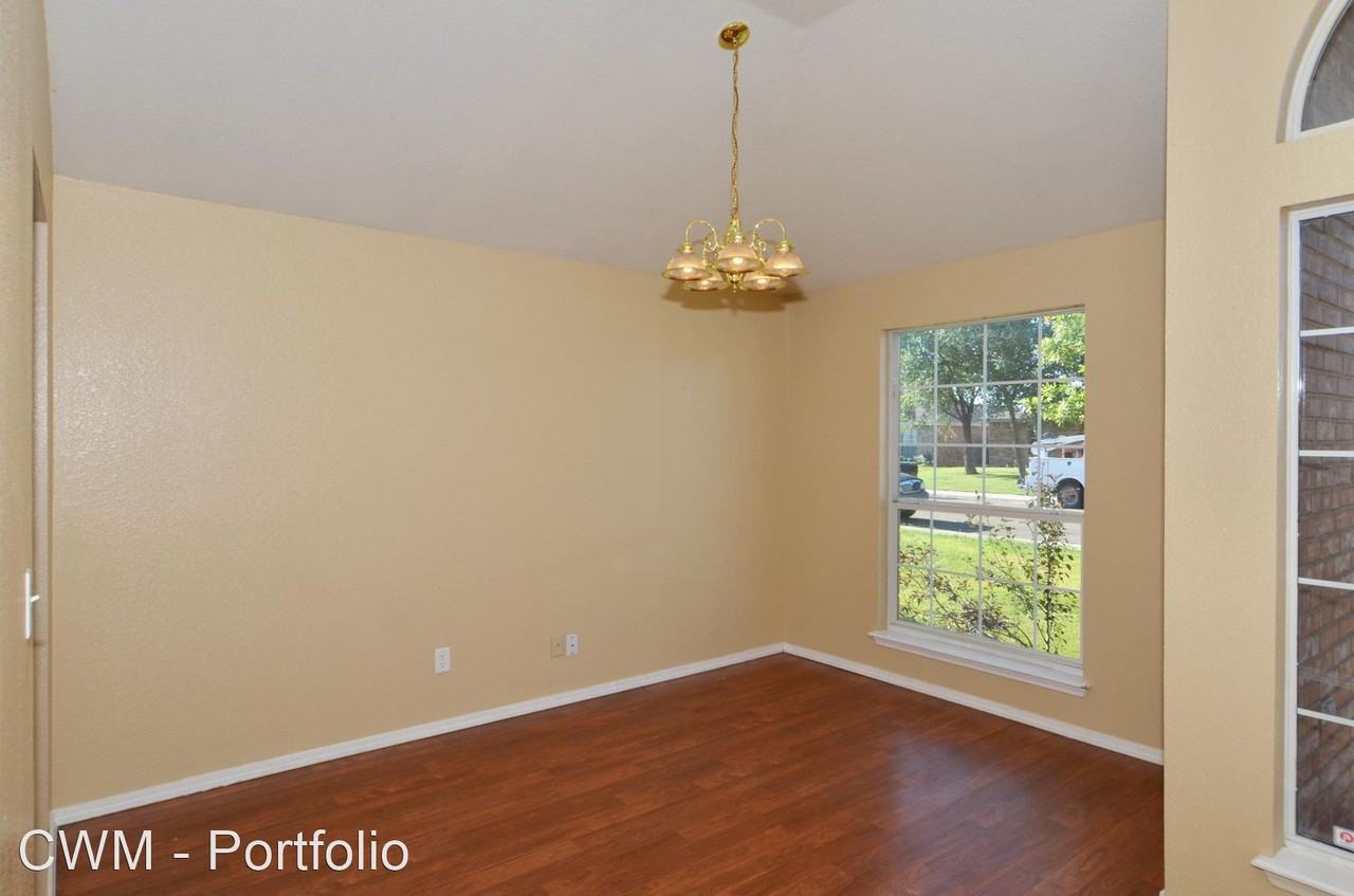 1128 Pikes Peak Dr - Photo 2 of 21