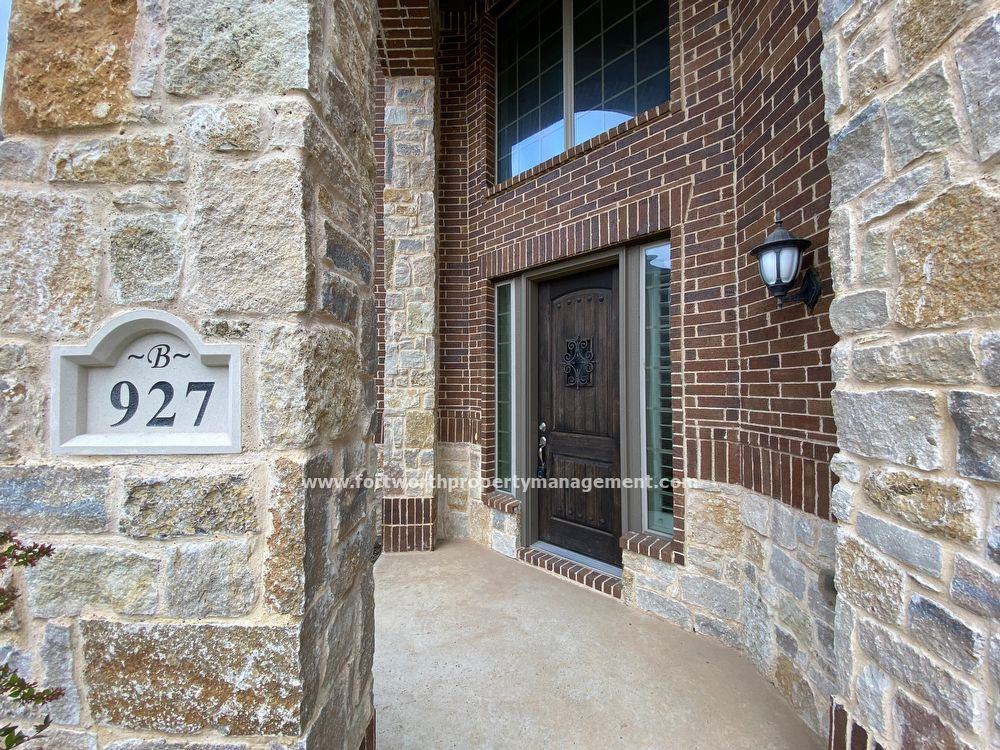 927 Bentley Dr - Photo 2 of 34