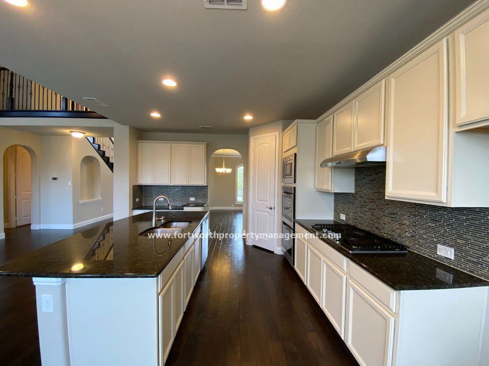 927 Bentley Dr - Photo 3 of 34