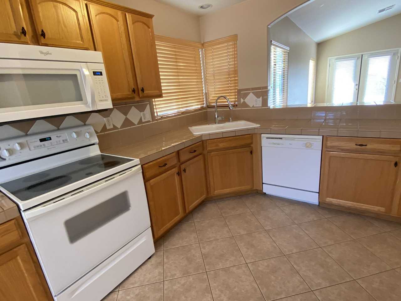 13433 W Watson Ln - Photo 7 of 36