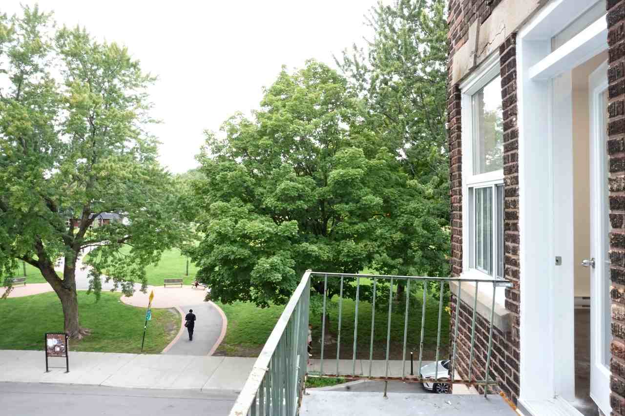 2245 Av Valois - Photo 2 of 17