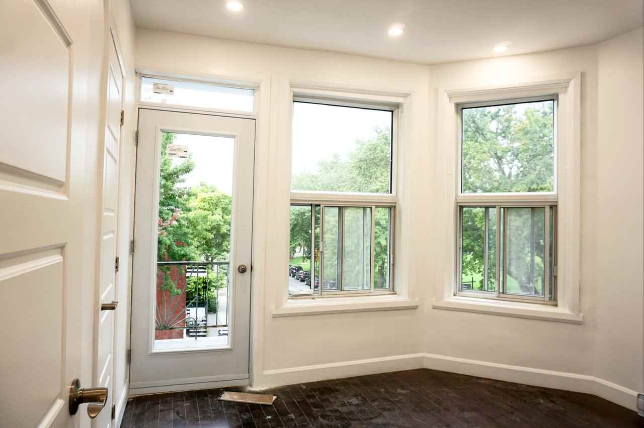 2245 Av Valois - Photo 3 of 17