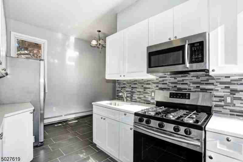 287 Sanford St - Photo 2 of 9