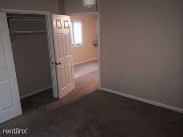 211 N Green St - Photo 3 of 4