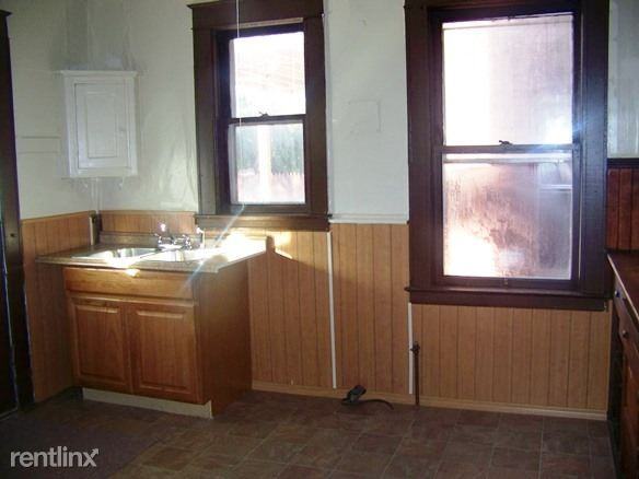 558 12th St - Photo 3 of 10
