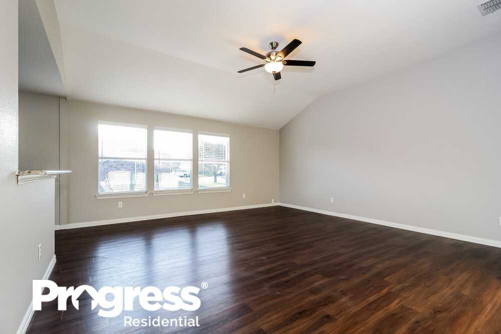 1215 Wenatchee Dr - Photo 3 of 16
