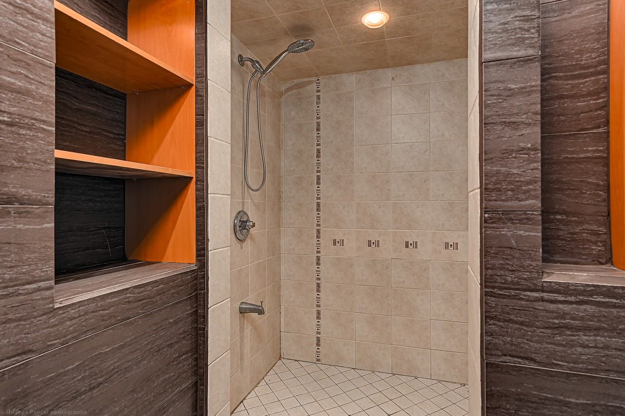 5800 Rue Bossuet - Photo 2 of 11