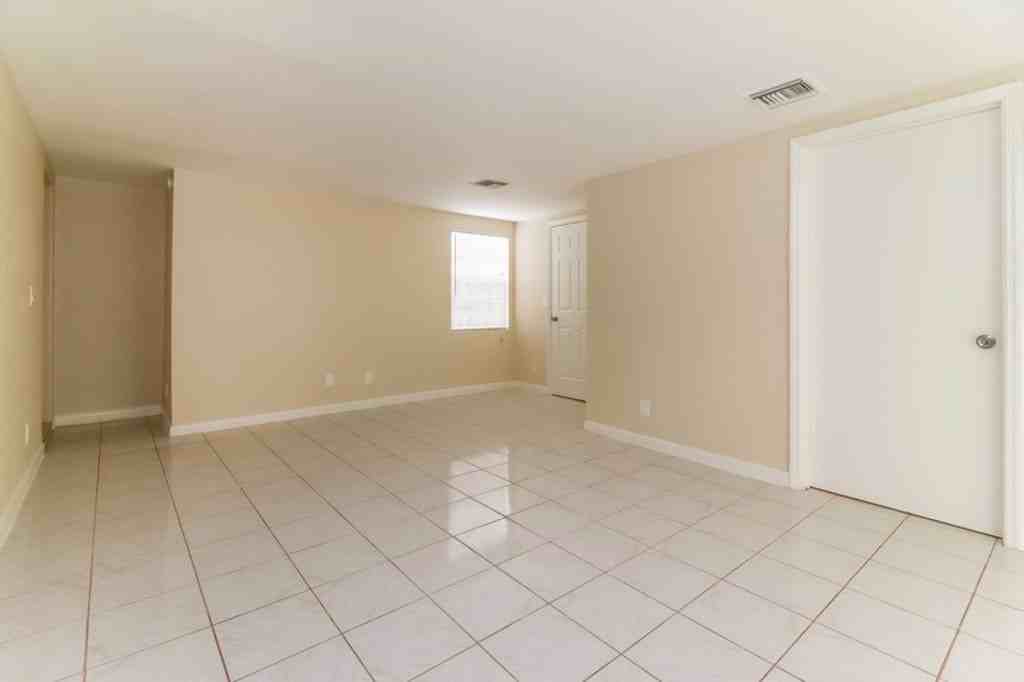 325 N Ware Dr - Photo 3 of 27