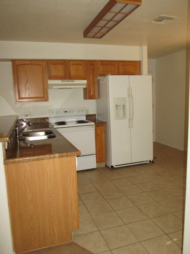 144 S Mulberry St - Photo 4 of 24