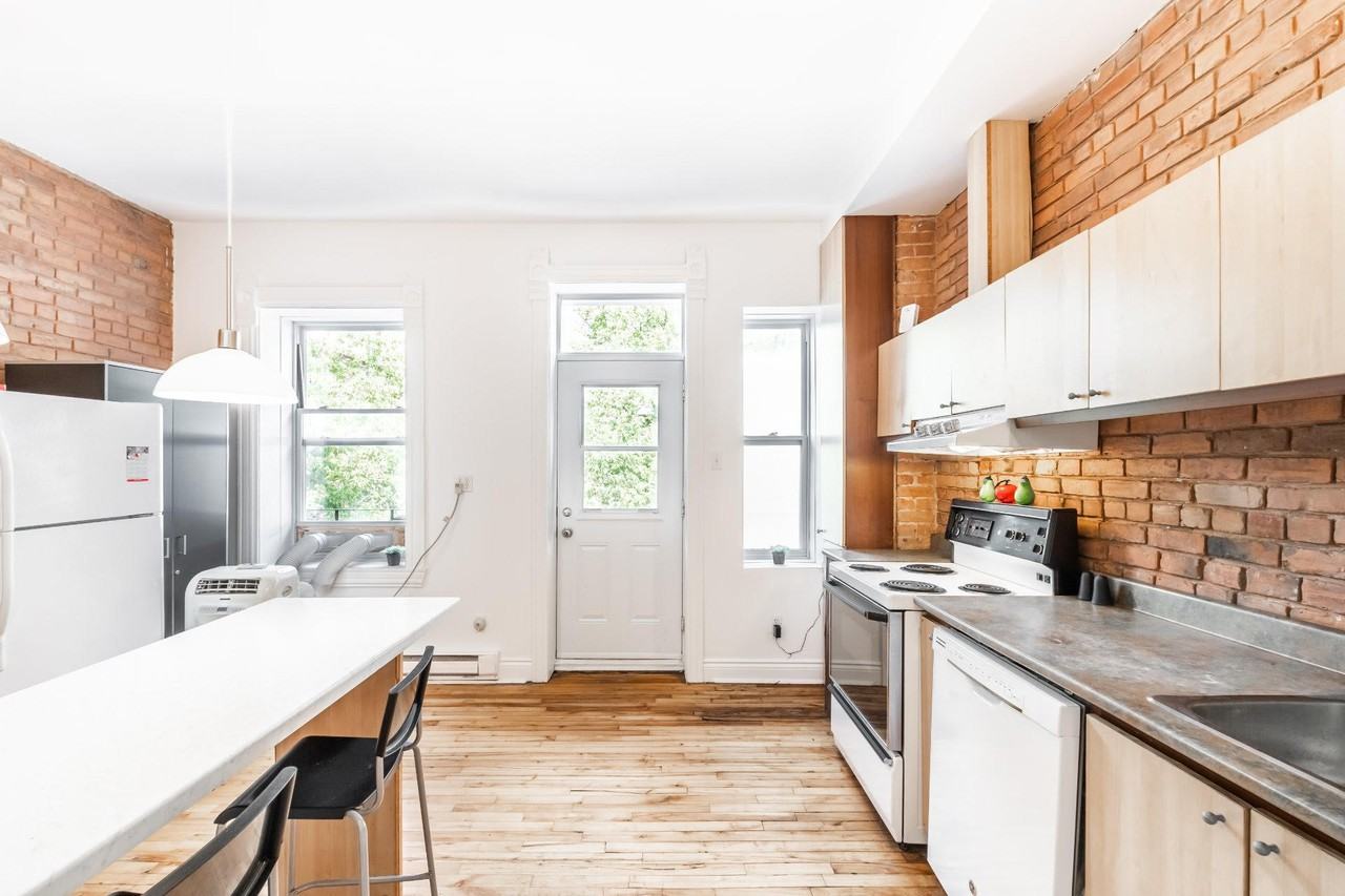 1221 Rue De Champlain - Photo 3 of 24